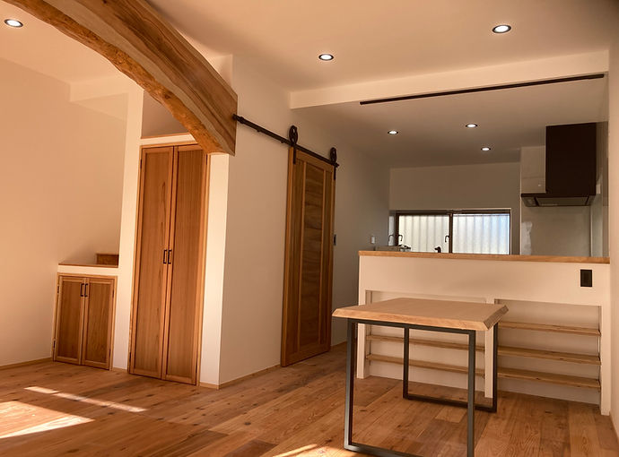 木と漆喰を活かした建明の室内施工